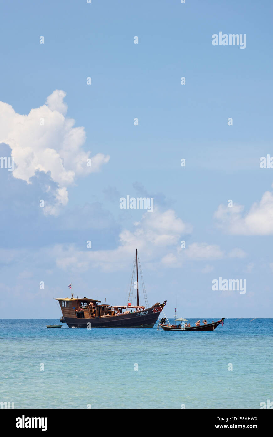Submarinismo barcos anclados frente a la costa de la isla de Koh Pangan Tailandia Foto de stock