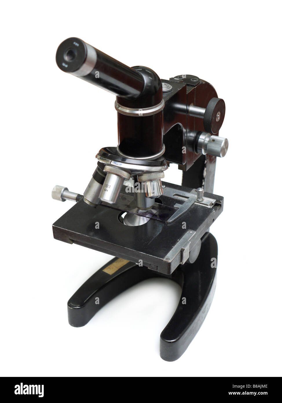Microscopio monocular viejo dispara sobre fondo blanco. Foto de stock
