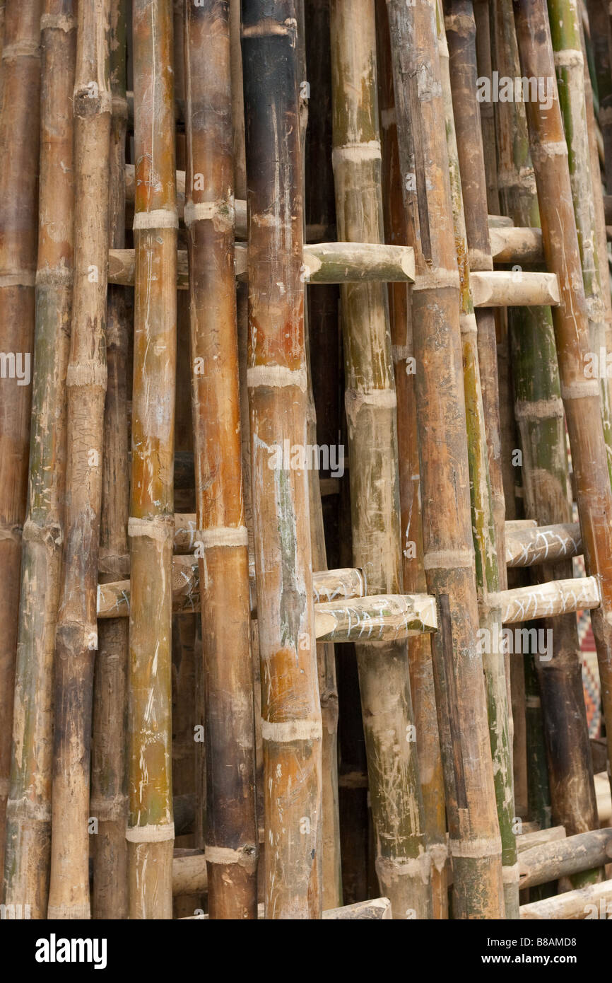 Escalera de bambú fuerte fotografías e imágenes de alta resolución