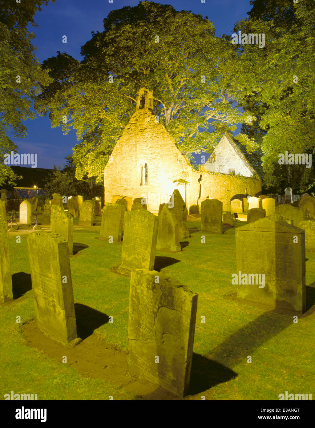 Cementerio y Auld Kirk ruinas de noche, Alloway village, Ayr, Ayrshire, Región de Strathclyde, Escocia, Reino Unido. Foto de stock