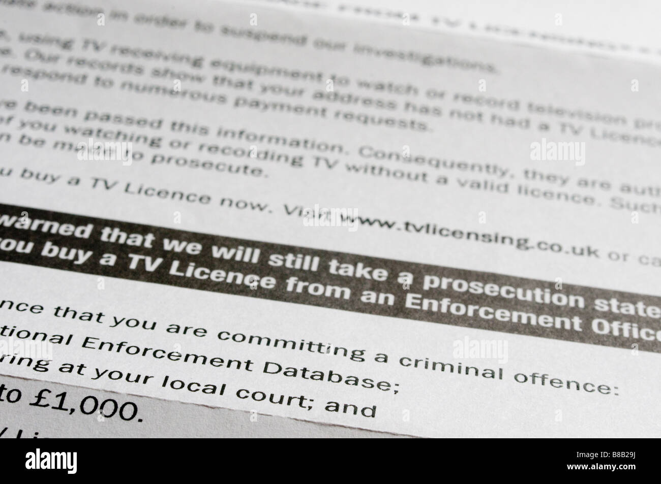 Carta de advertencia sobre licencias de televisión criminal/procedimientos legales si la licencia no se adquirió. Foto de stock