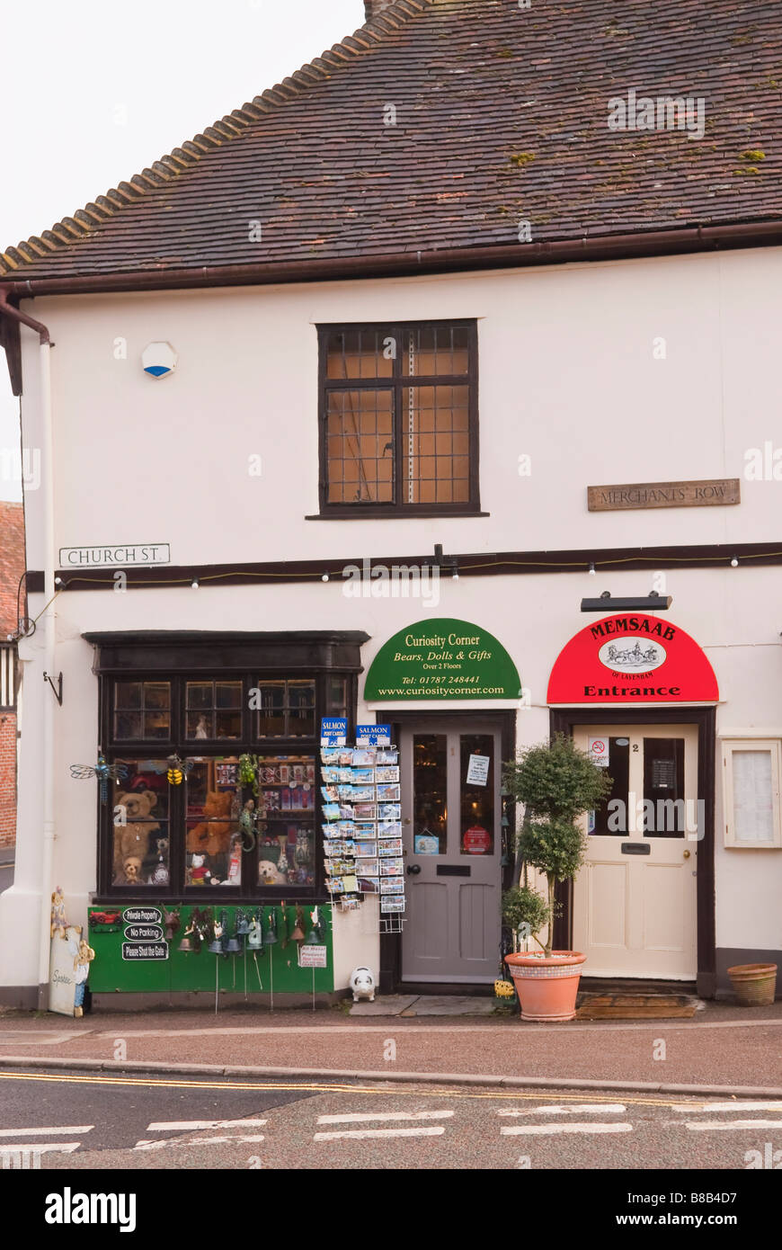 Curiosidad corner tienda venta de regalos, Muñecas y ositos de peluche,junto a Memsaab el restaurante indio en Lavenham,Suffolk, UK Foto de stock