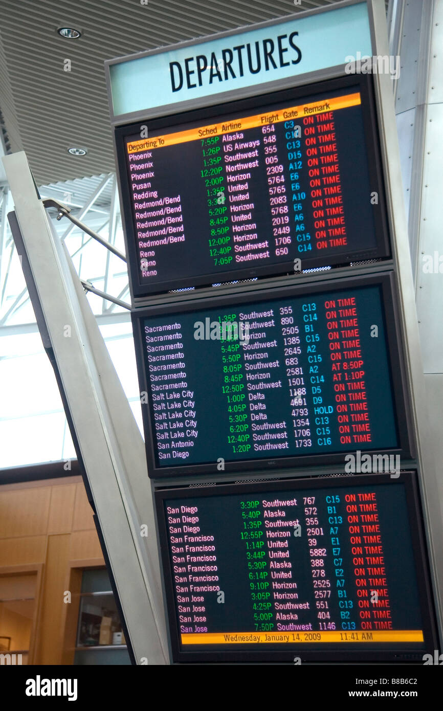 Tablón de anuncios de la salida de aerolíneas en el Aeropuerto Internacional de Portland en Portland, Oregón, EE.UU. Foto de stock