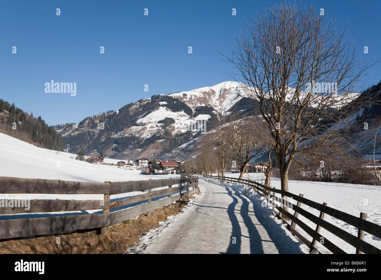 Borra Winterwanderweg sendero en villa alpina con la nieve del invierno en Rauris Raurisertal Rauriser Valle Sonnen Austria Foto de stock