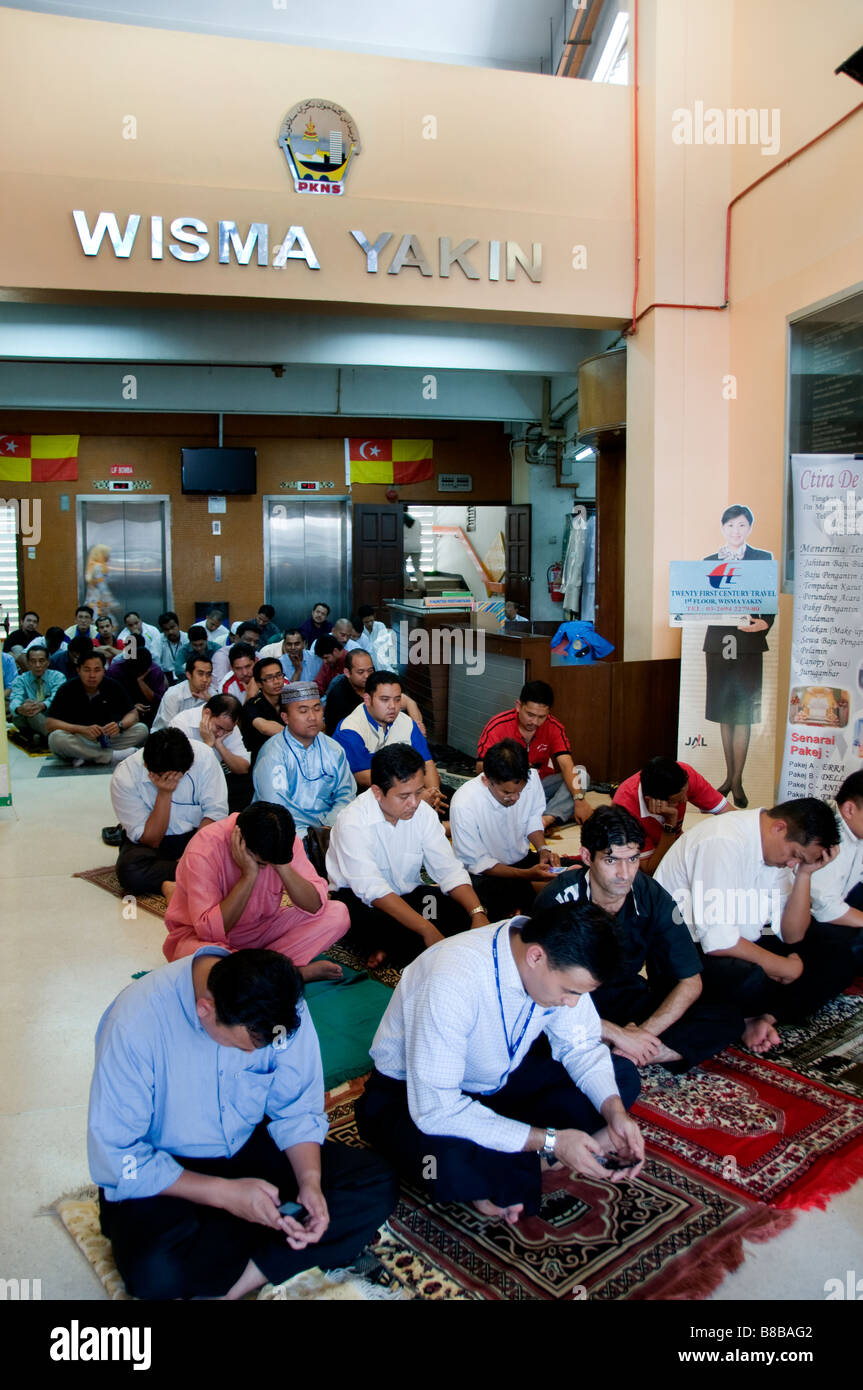 Malasia la oración del viernes oficina bancaria Jalan Masjid India y Jalán Tuanku Abdul Rahman barrio árabe musulmán indio Foto de stock