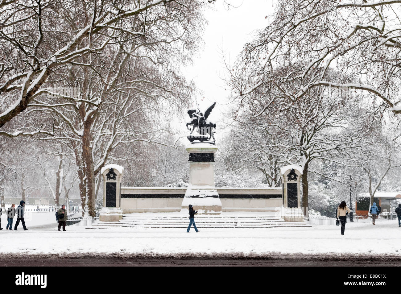 St James's Park desde el Mall en la nieve Londres England Reino Unido Foto de stock