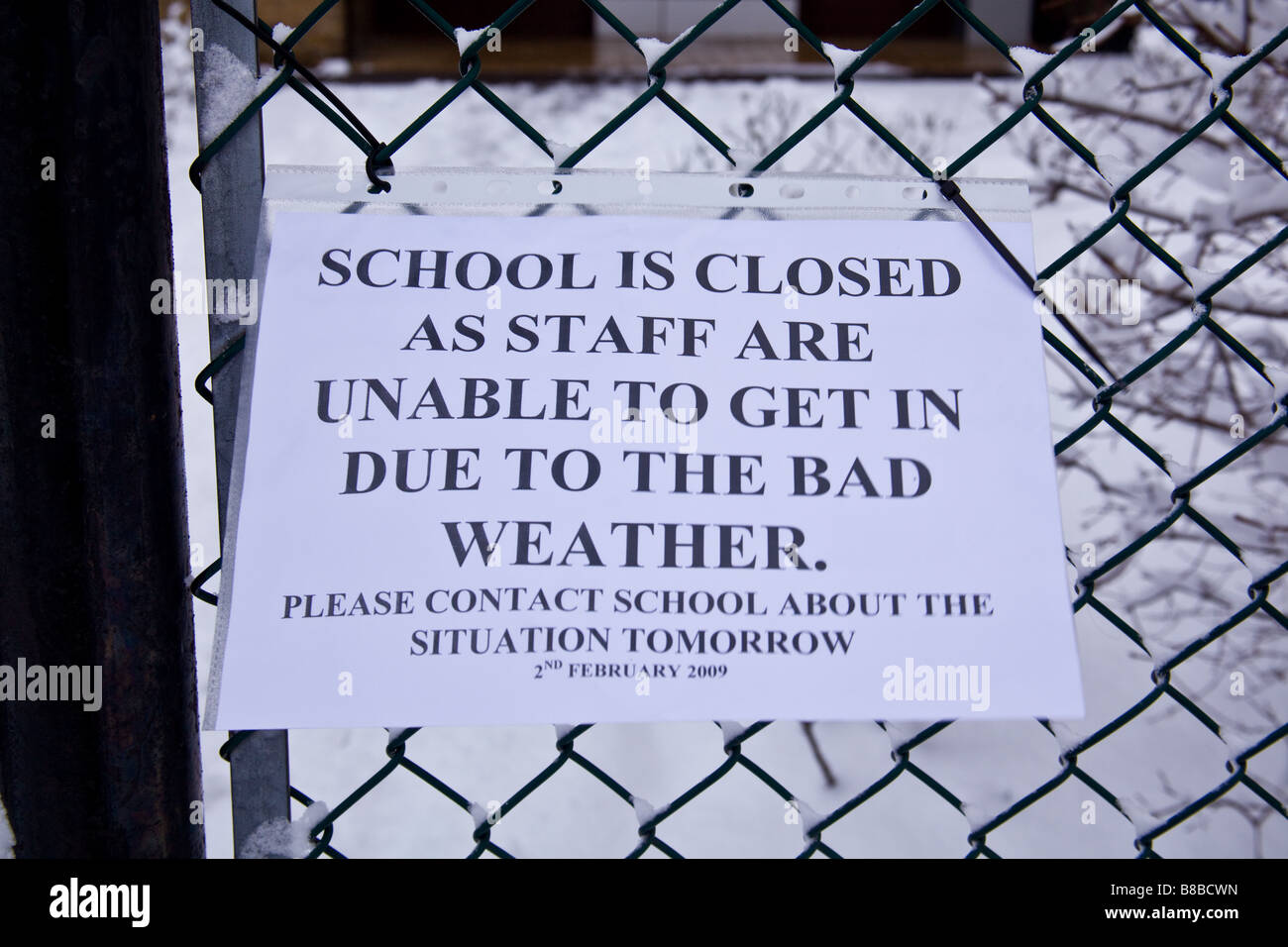 School closed sign snow weather winter london uk england fotografías e