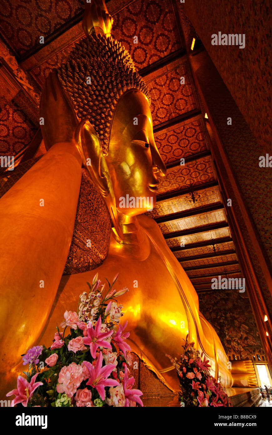 Golden estatua de Buda reclinado en el templo Wat Pho Phra Nakorn distrito central de Bangkok Thailand Foto de stock