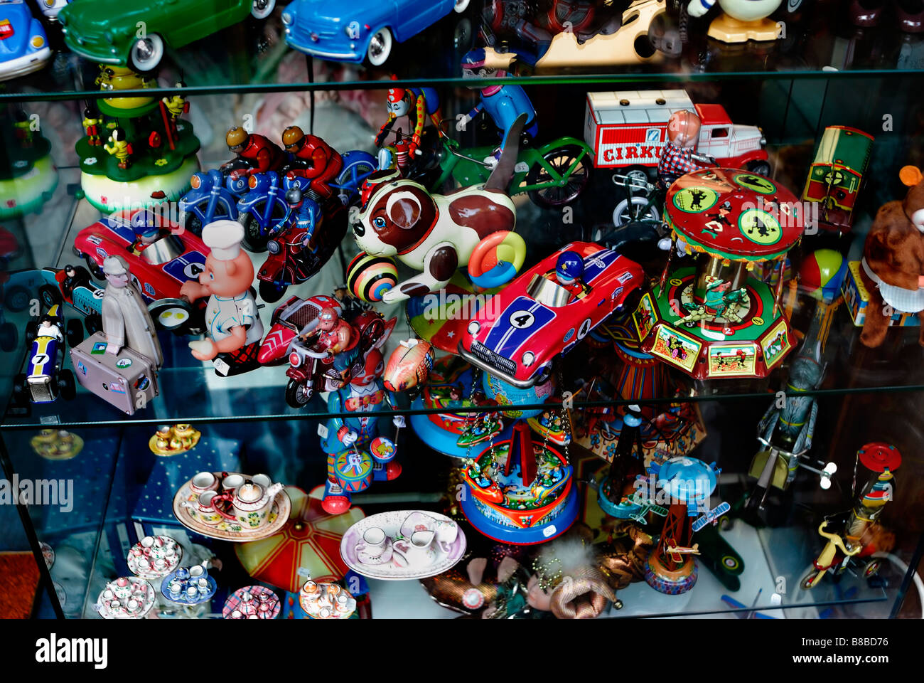 París Francia, Compras, Colección, Antigüedades, Objetos de colores de la  vendimia para niños, Juguetes en exhibición en detalle de la tienda de  juguetes Fotografía de stock - Alamy