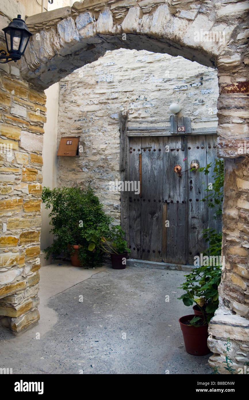 Antigua casa arco de entrada y la puerta de madera en la parte superior Lefkara, sur de Chipre. Foto de stock