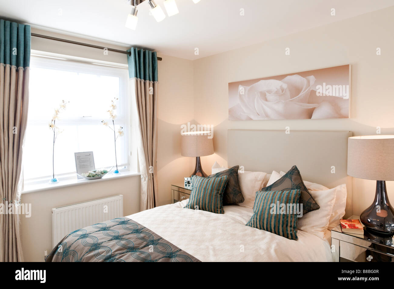 Mostrar dormitorio en un George Wimpey nueva construcción apartamento Londres England Reino Unido Foto de stock