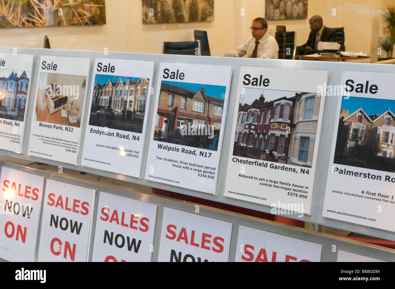 Propiedades en venta mostrados en la ventana del agente inmobiliario Londres England Reino Unido Foto de stock