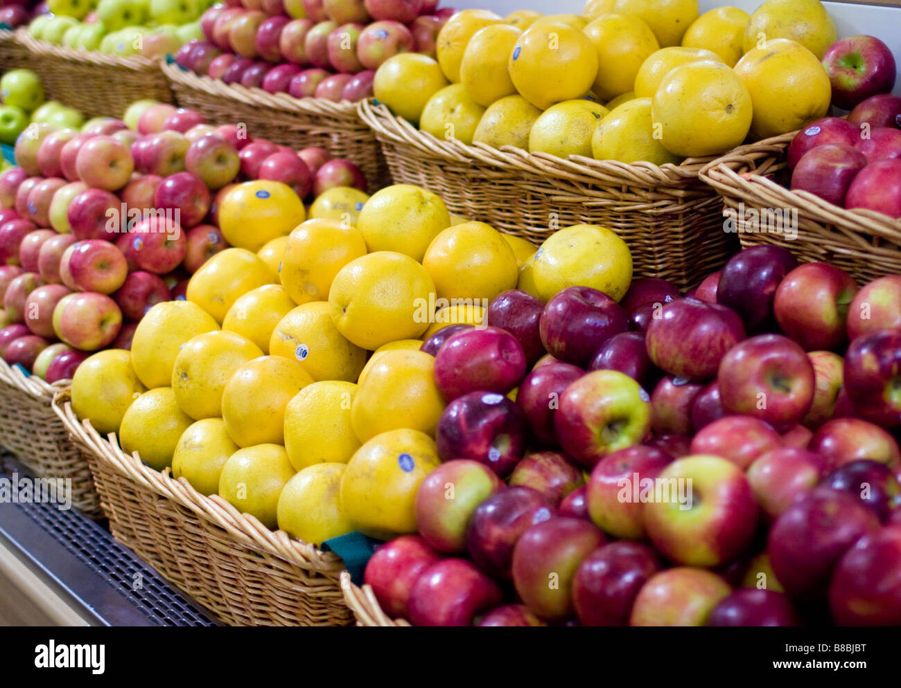 Manzanas frescas y los frutos destinados a la venta en un supermercado departamento de producción Foto de stock