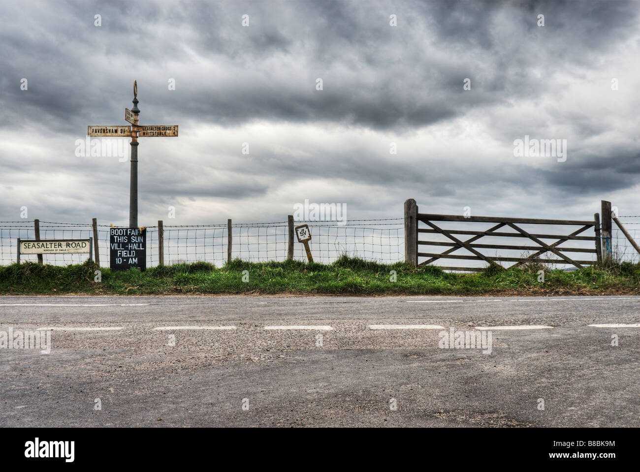 Carretera rural y signpost cerca de Faversham Kent England Reino Unido Foto de stock