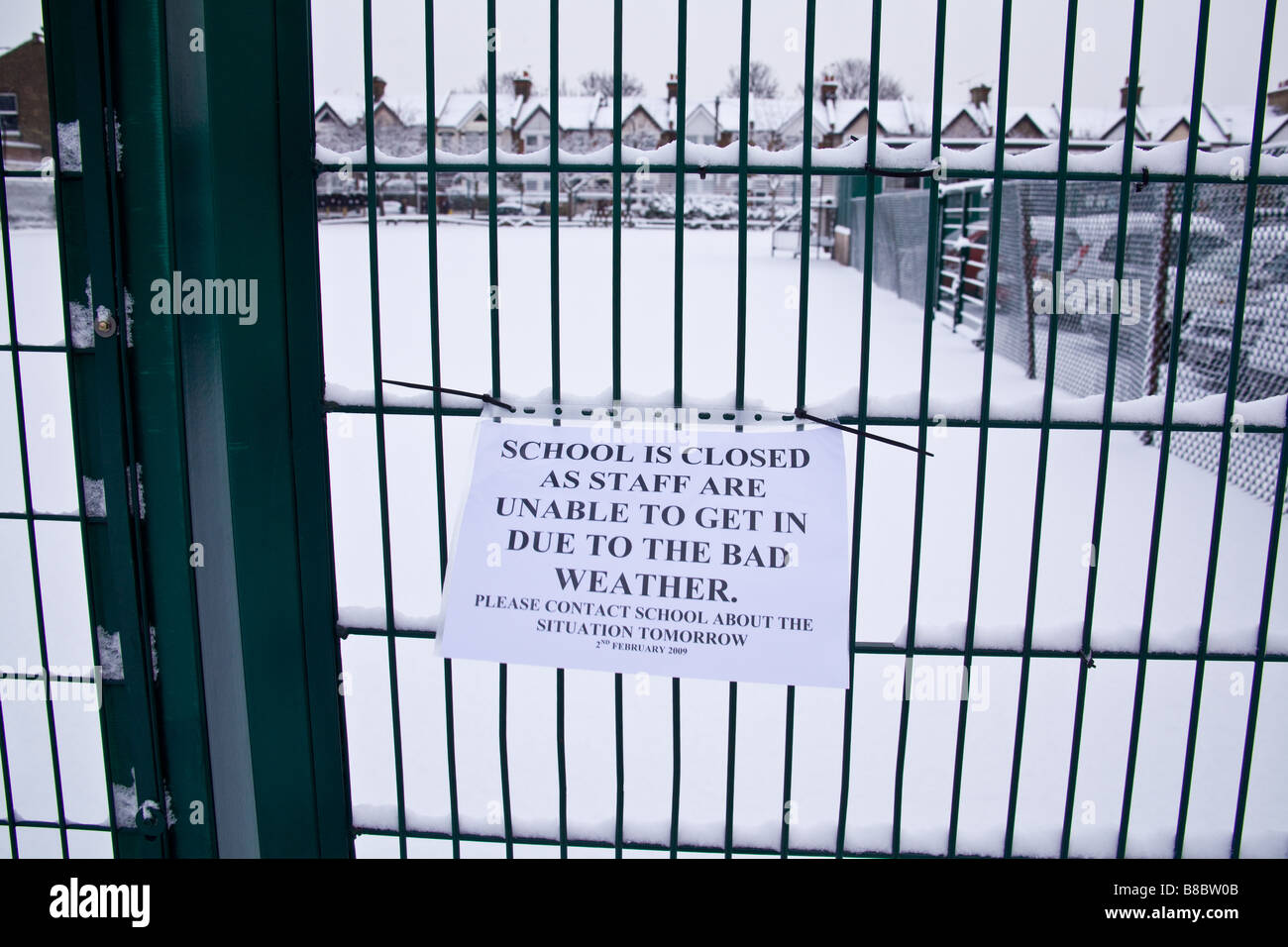 School closed sign snow weather winter london uk england fotografías e