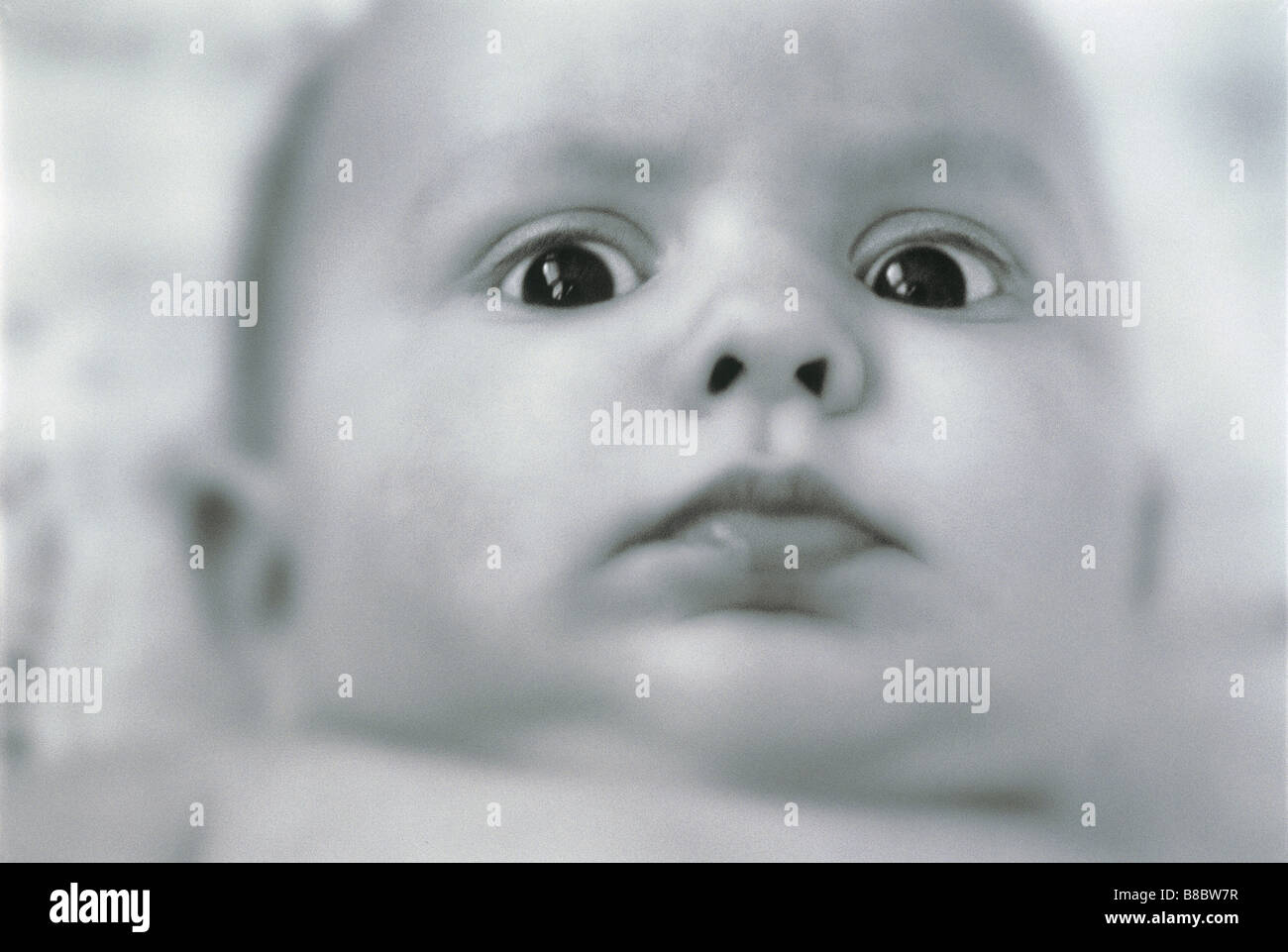 Frightened baby fotografías e imágenes de alta resolución - Alamy