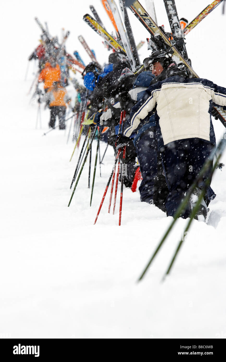 Los esquiadores a subir una pendiente Tormenta de nieve Foto de stock