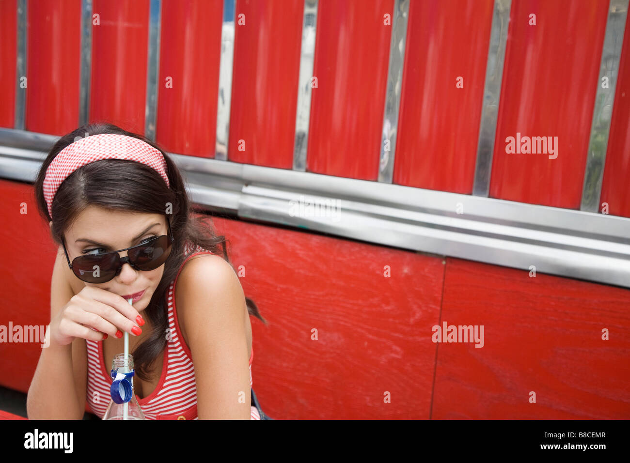 Mujer joven Beber un refresco Fotografía de stock Alamy