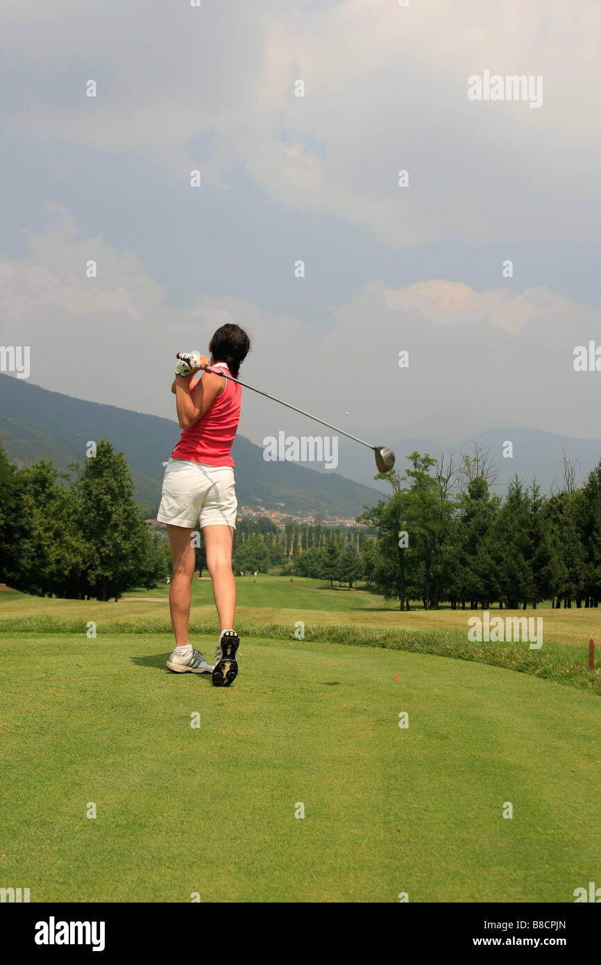 Golfista Femenina que aterriza en un curso en Italia Foto de stock