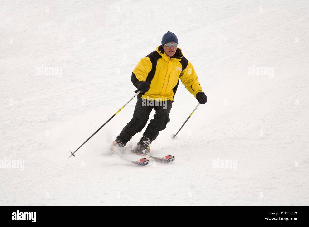 Chaqueta de esquí amarilla fotografías e imágenes alta resolución - Alamy