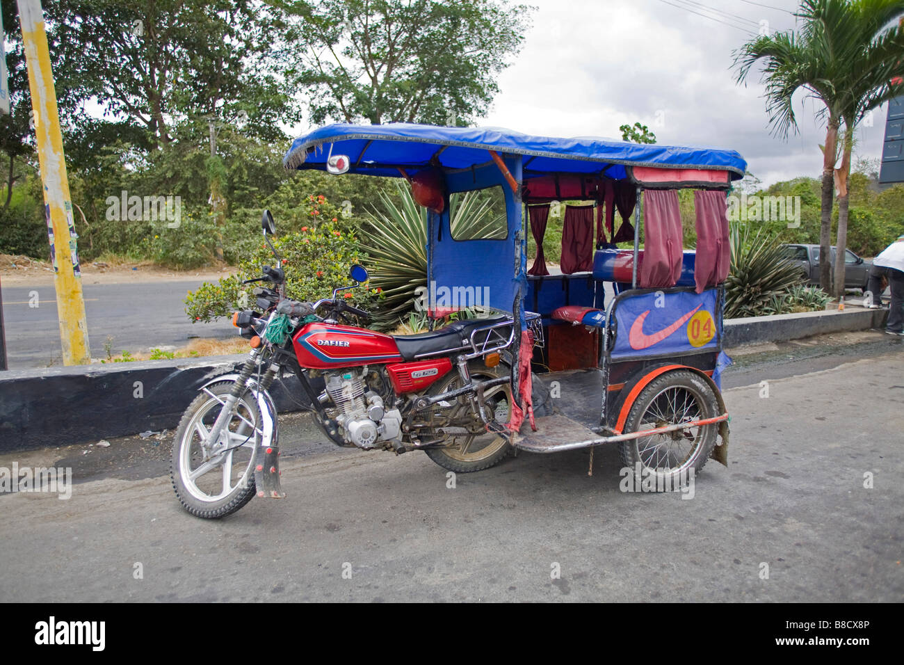 Triciclo ciclomotor estacionado en Puerto López, Ecuador, América del Sur 72452 Ecuador Foto de stock