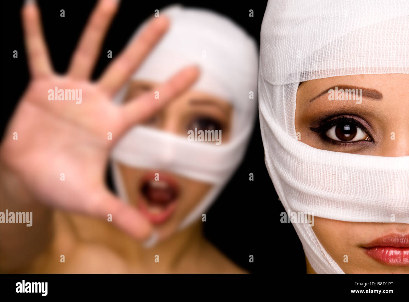Las mujeres con cabeza vendada parar paparazzi Foto de stock