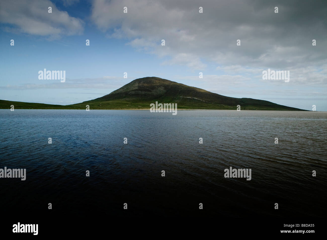 Islas Hébridas Harris mostrando spit de tierras en la costa forma diferenciada que contrastan con el cielo y el mar Foto de stock