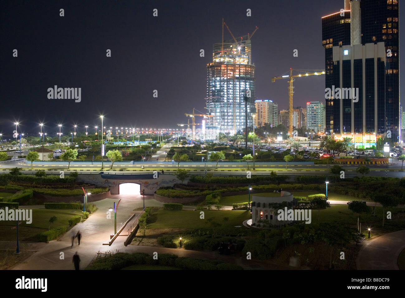 Una vista nocturna en Abu Dhabi Foto de stock