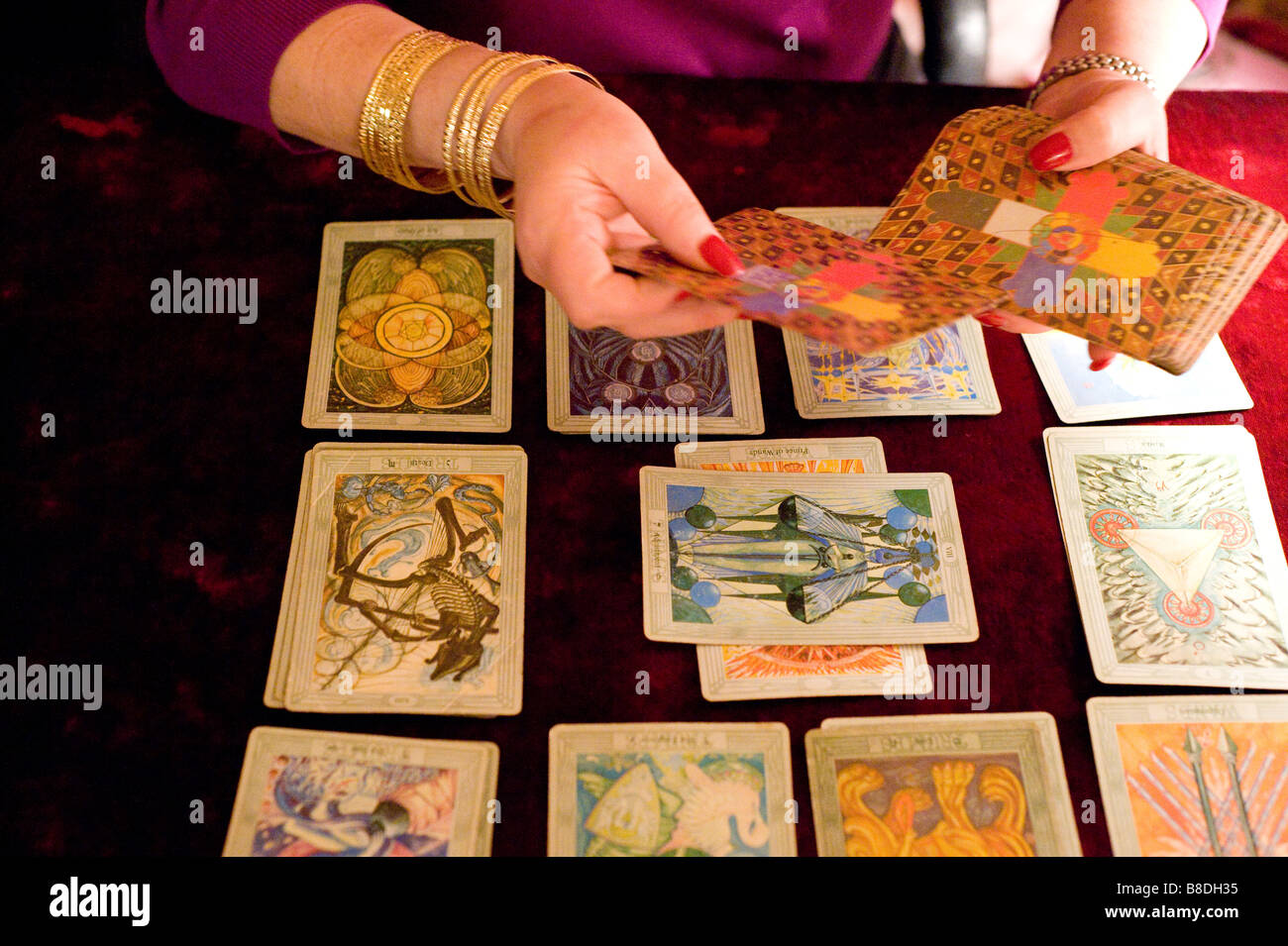 La lectura de cartas del tarot en una tabla Fotografía de stock - Alamy