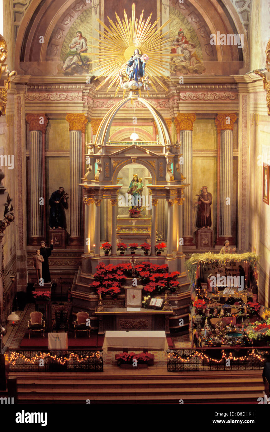 Y altera el santuario del templo de Santa Rosa de Viterbo. Construido en 1752, el templo está ubicado en Santiago de Querétaro, México Foto de stock