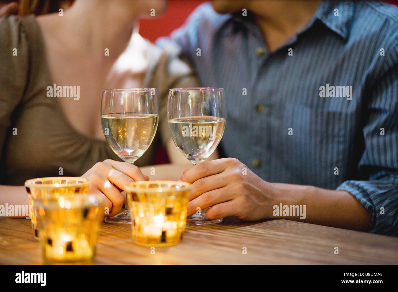 Par bebiendo vino blanco Foto de stock