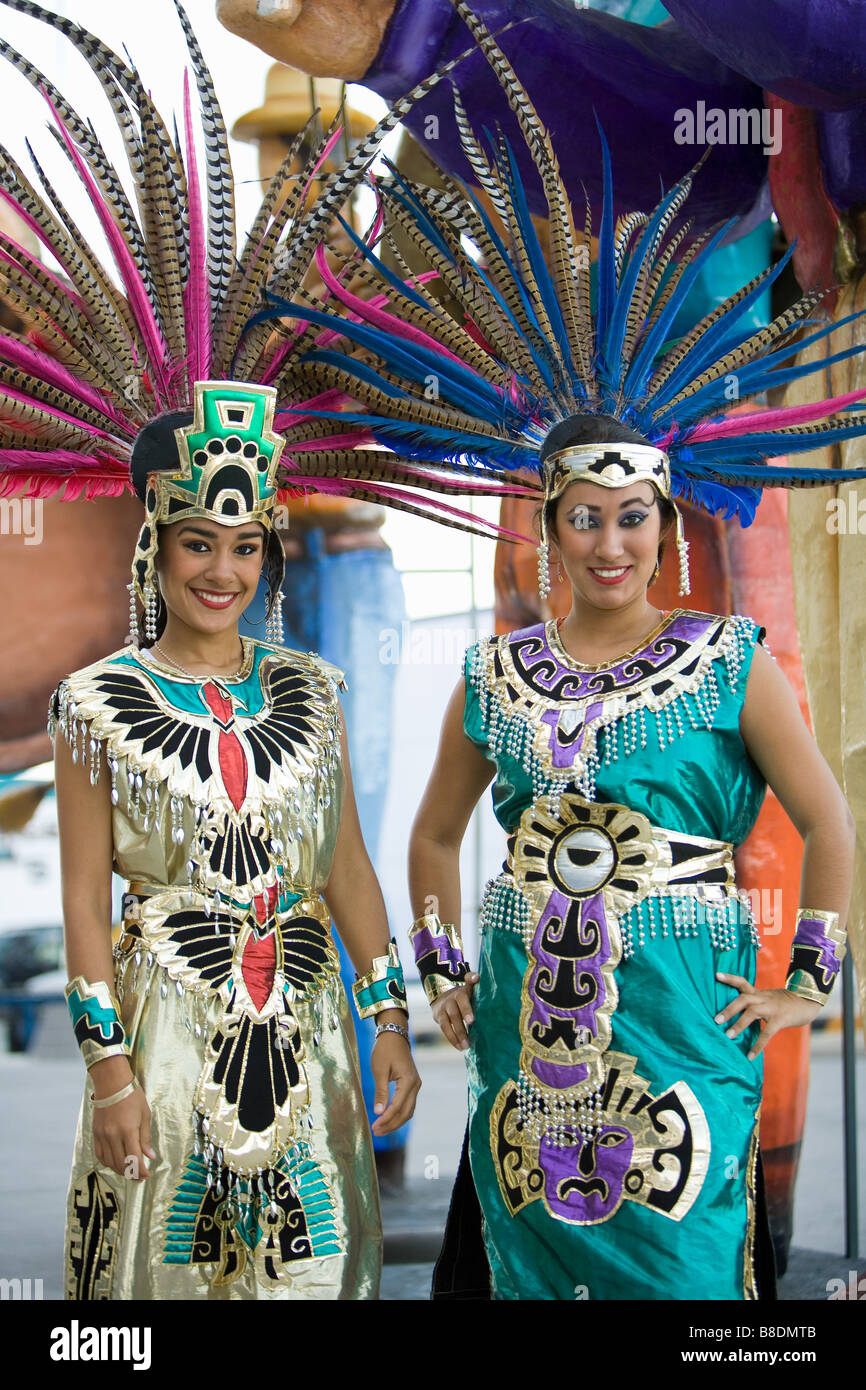 Las mujeres en trajes azteca Fotografía de stock - Alamy