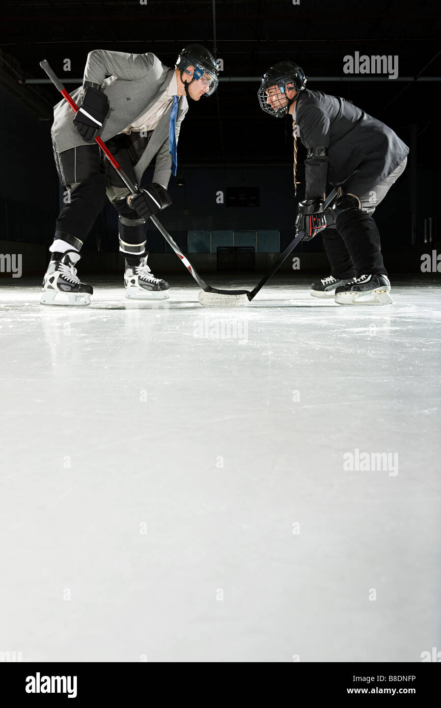Dos hombres de negocios jugar hockey sobre hielo Foto de stock