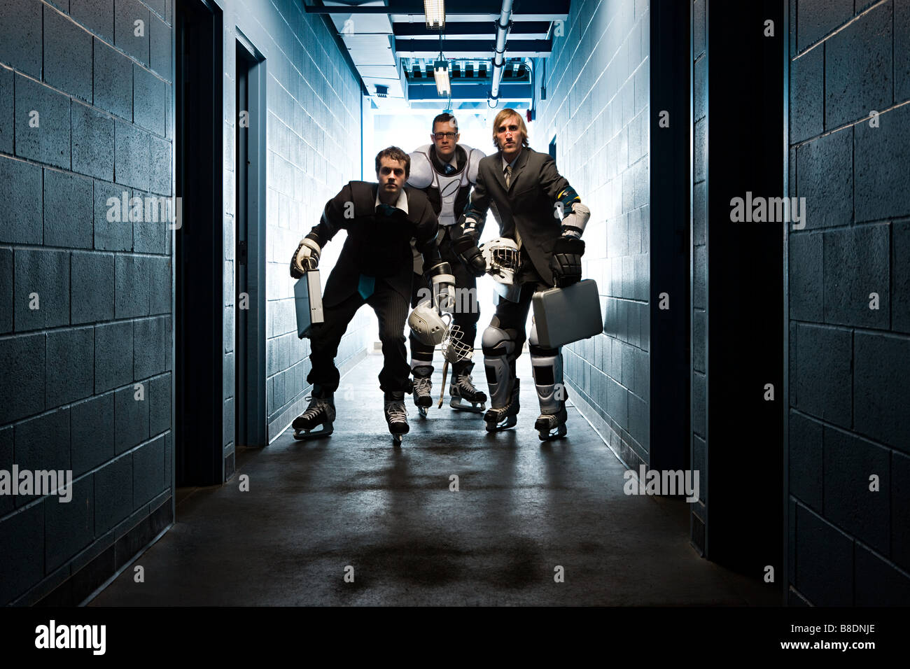 Tres empresarios vestían uniformes de hockey sobre hielo. Foto de stock