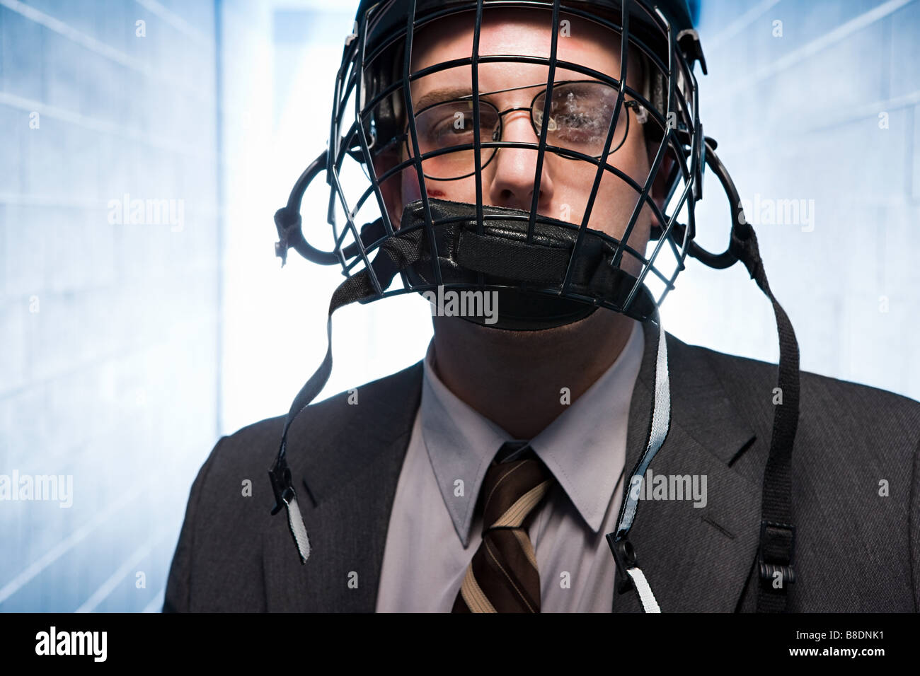 Empresario lesionado vistiendo un casco de hockey sobre hielo. Foto de stock