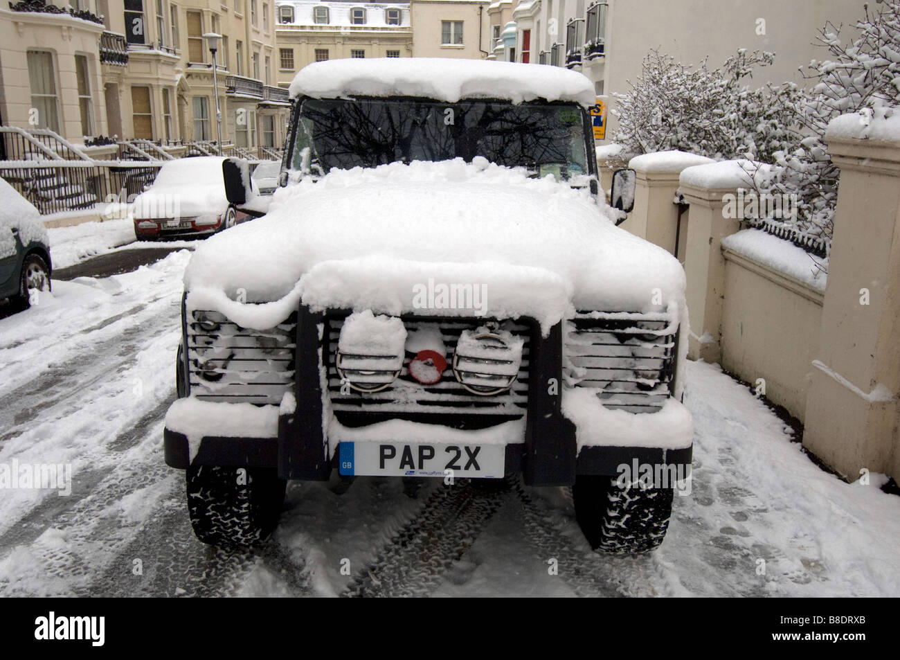 La nieve cubre un Land Rover Defender 90 en Brighton, East Sussex, Reino Unido Foto de stock