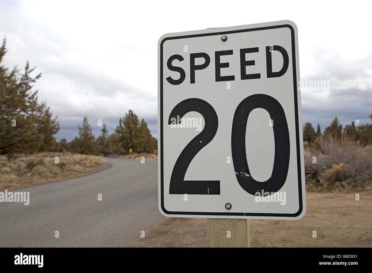 Estados Unidos de América un cartel en una carretera rural diciéndole a