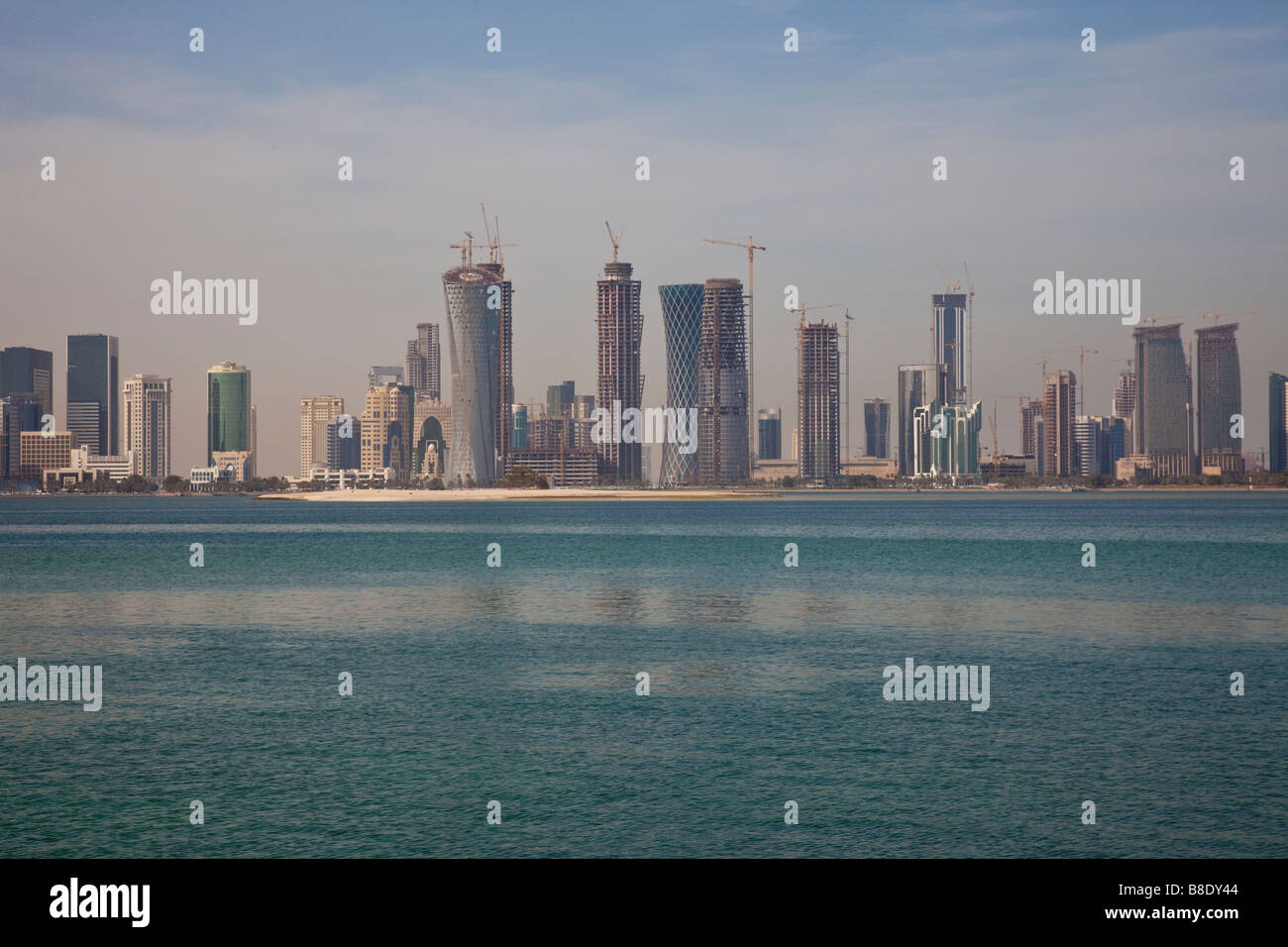 Horizonte de rascacielos en Doha (Qatar) Foto de stock
