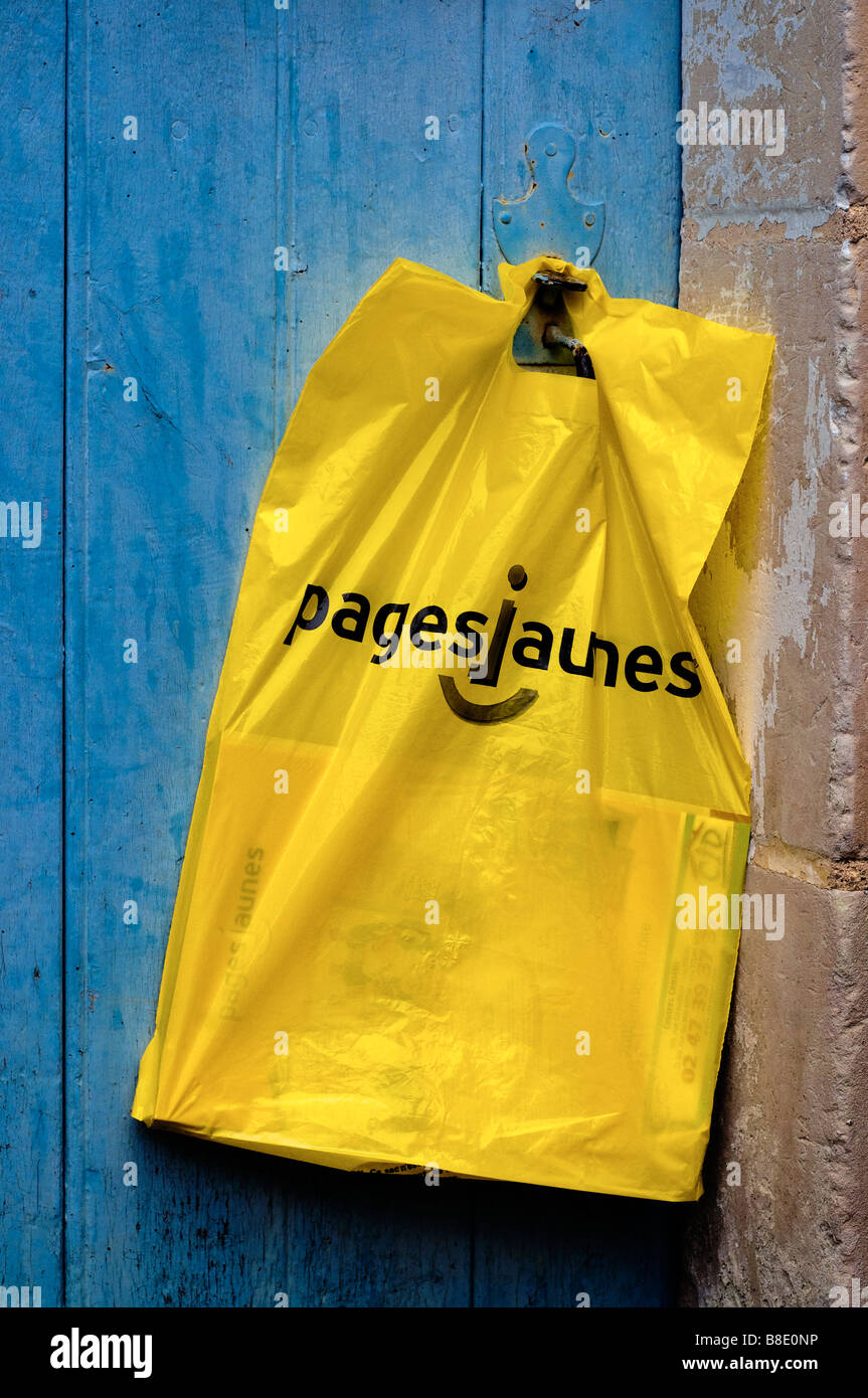Francés 'Pages Jaunes' (Páginas Amarillas) bolsa de plástico colgando del  pestillo de la puerta Fotografía de stock - Alamy