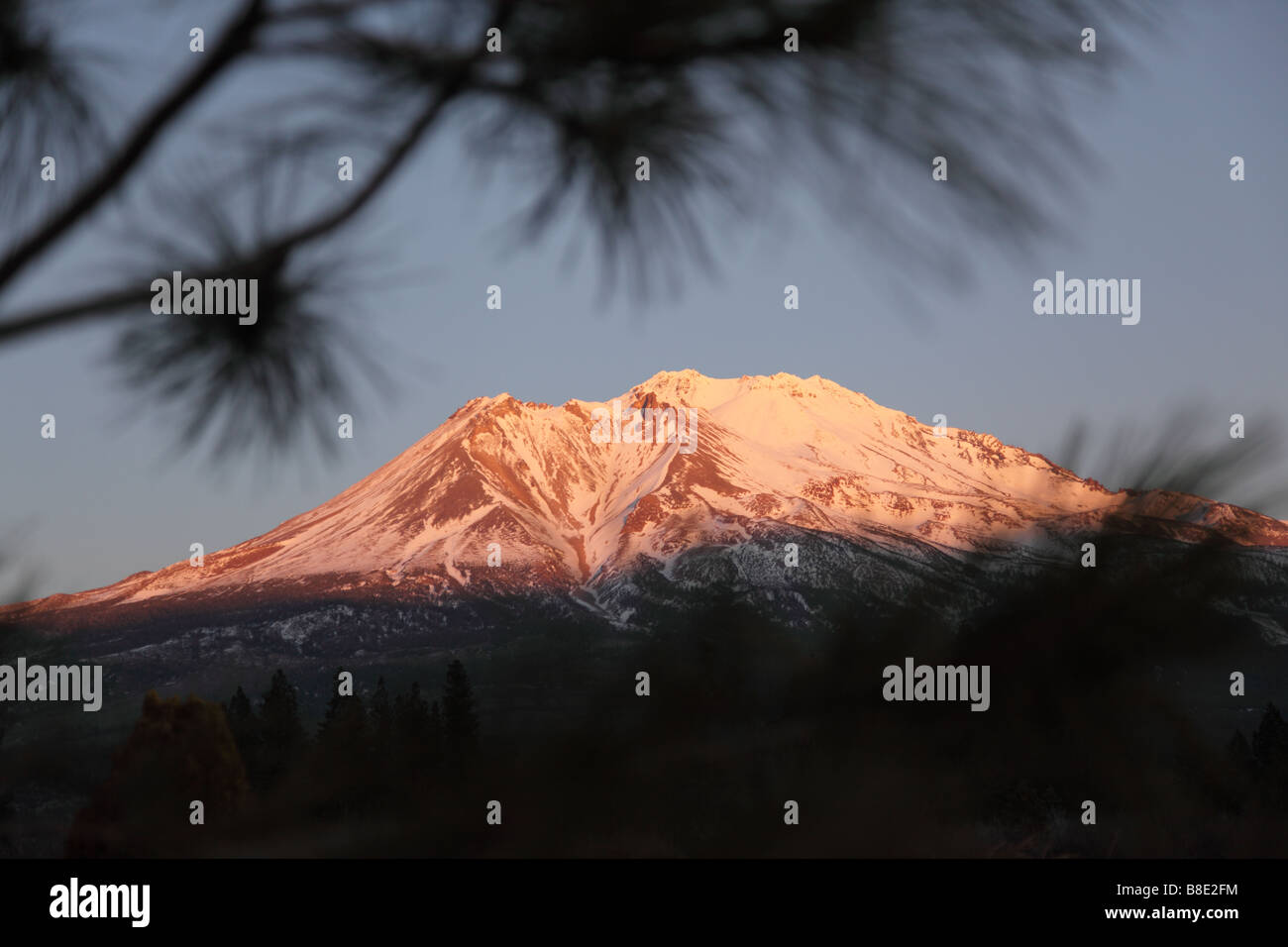 Atardecer en el monte Shasta, California Foto de stock