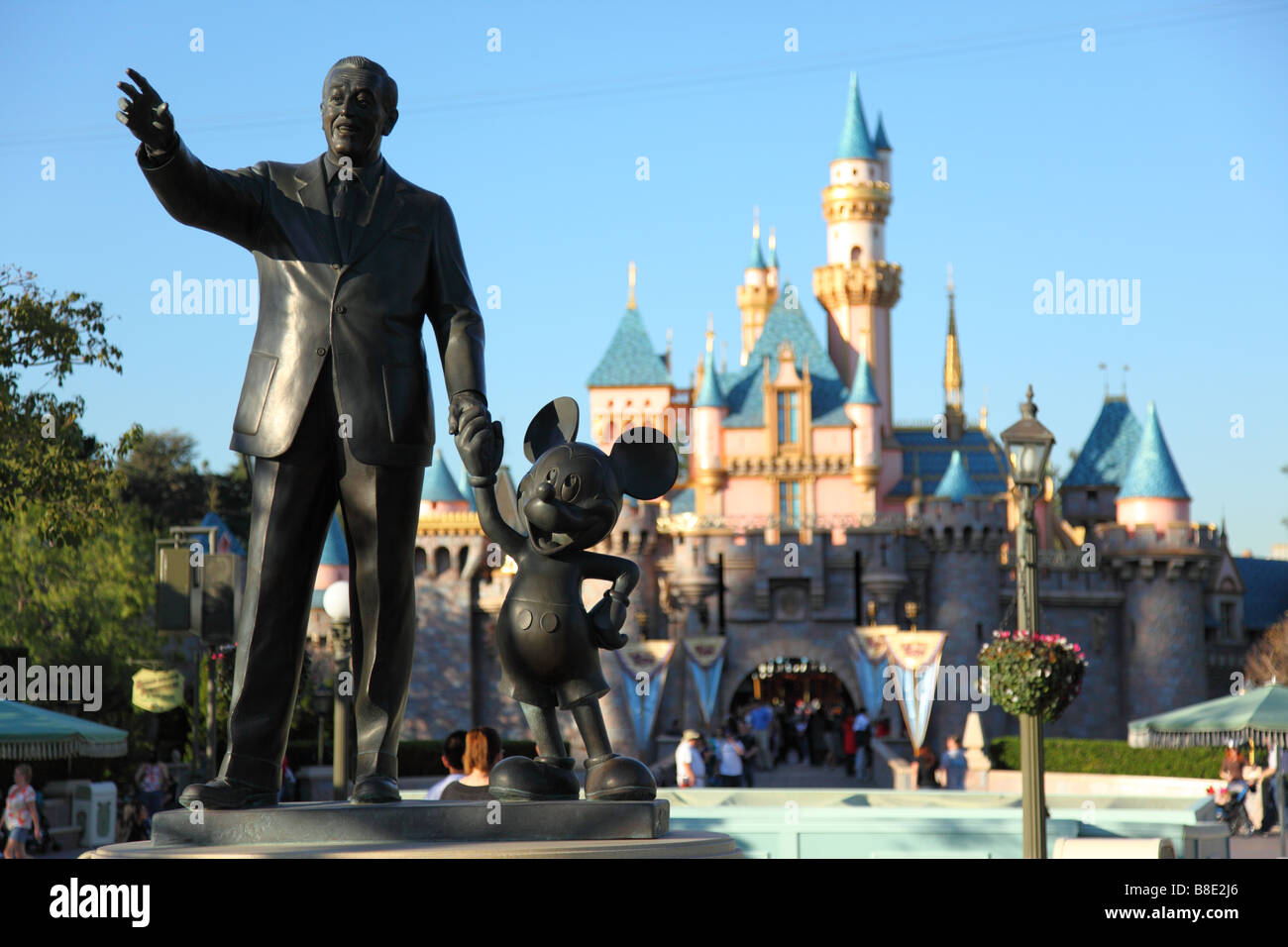 Walt Disney y estatua de Mickey Mouse en Disneyland California Foto de stock