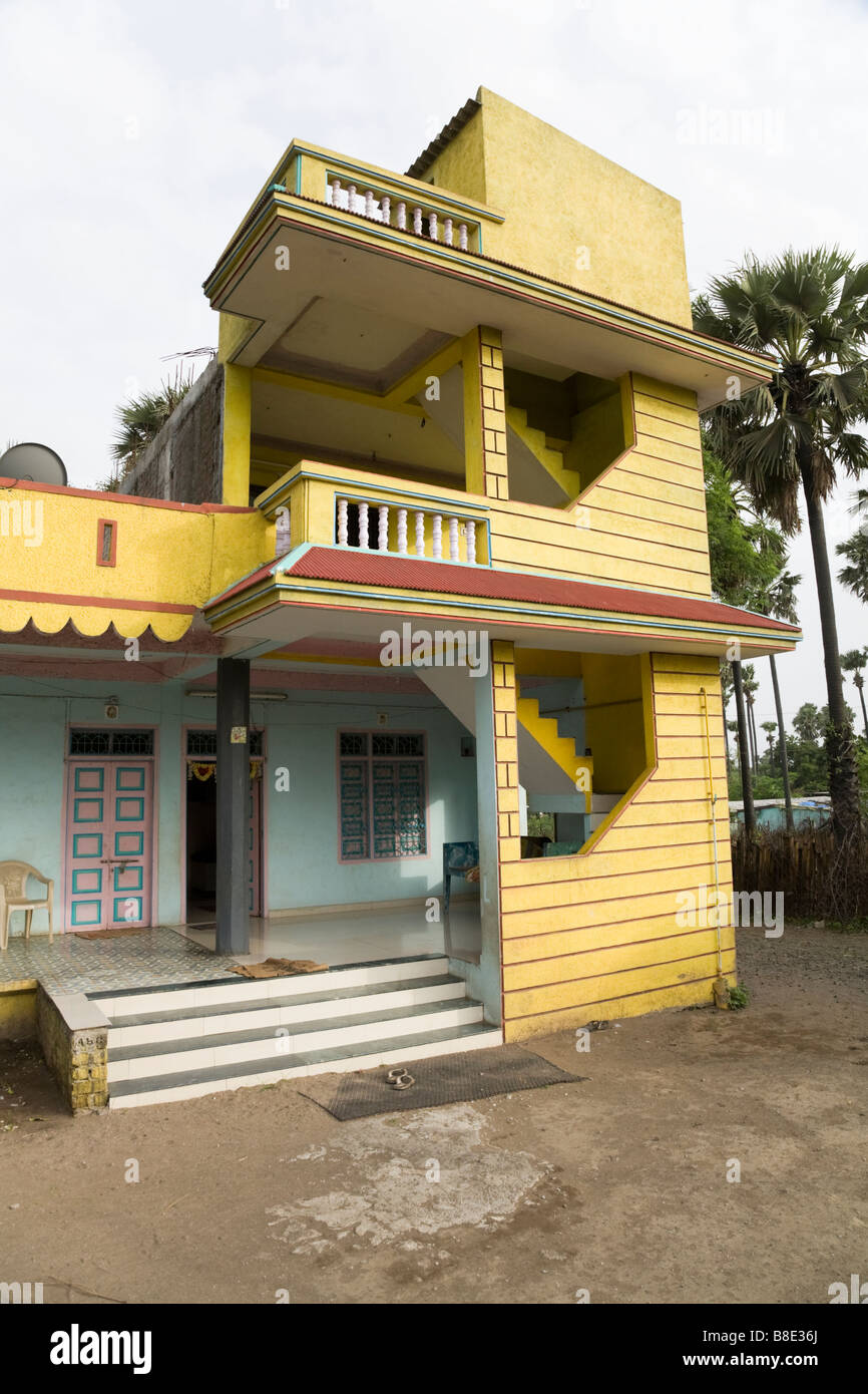 Casa en la aldea de Hazira indio. Hazira, cerca de Surat, Gujarat. La India. Foto de stock