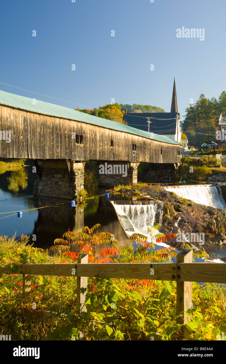 El puente cubierto con cascadas y follaje de color en baño de New Hampshire EE.UU. Foto de stock