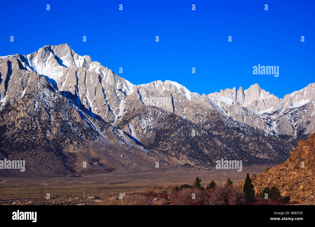 Mount Whitney y pico Lone Pine, California, EE.UU. Foto de stock