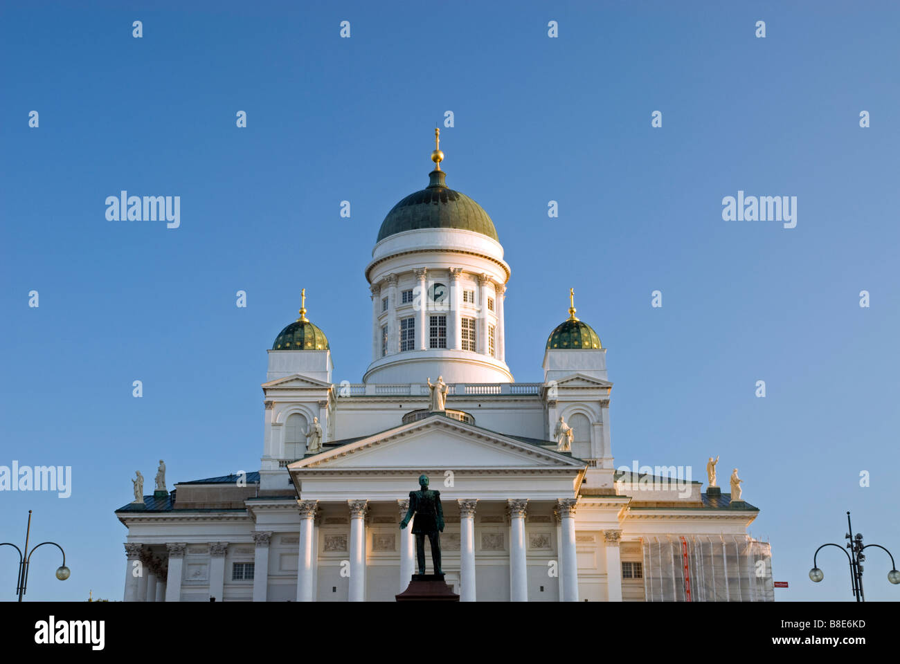 La Catedral Luterana Tuomiokirkko y la estatua del zar Alejandro II, la Plaza del Senado Senaatintori Helsinki, Finlandia Foto de stock