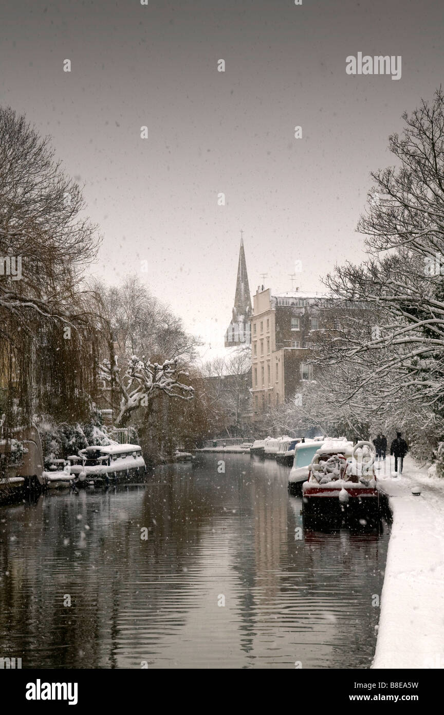 Regents Park Canal Londres durante una lluvia de nieve de invierno Foto de stock
