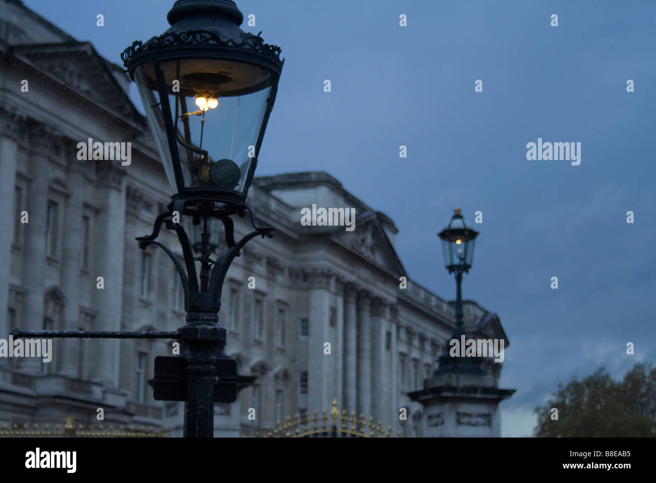 Lámpara de la calle de Londres con el palacio de Buckingham en el fondo Foto de stock
