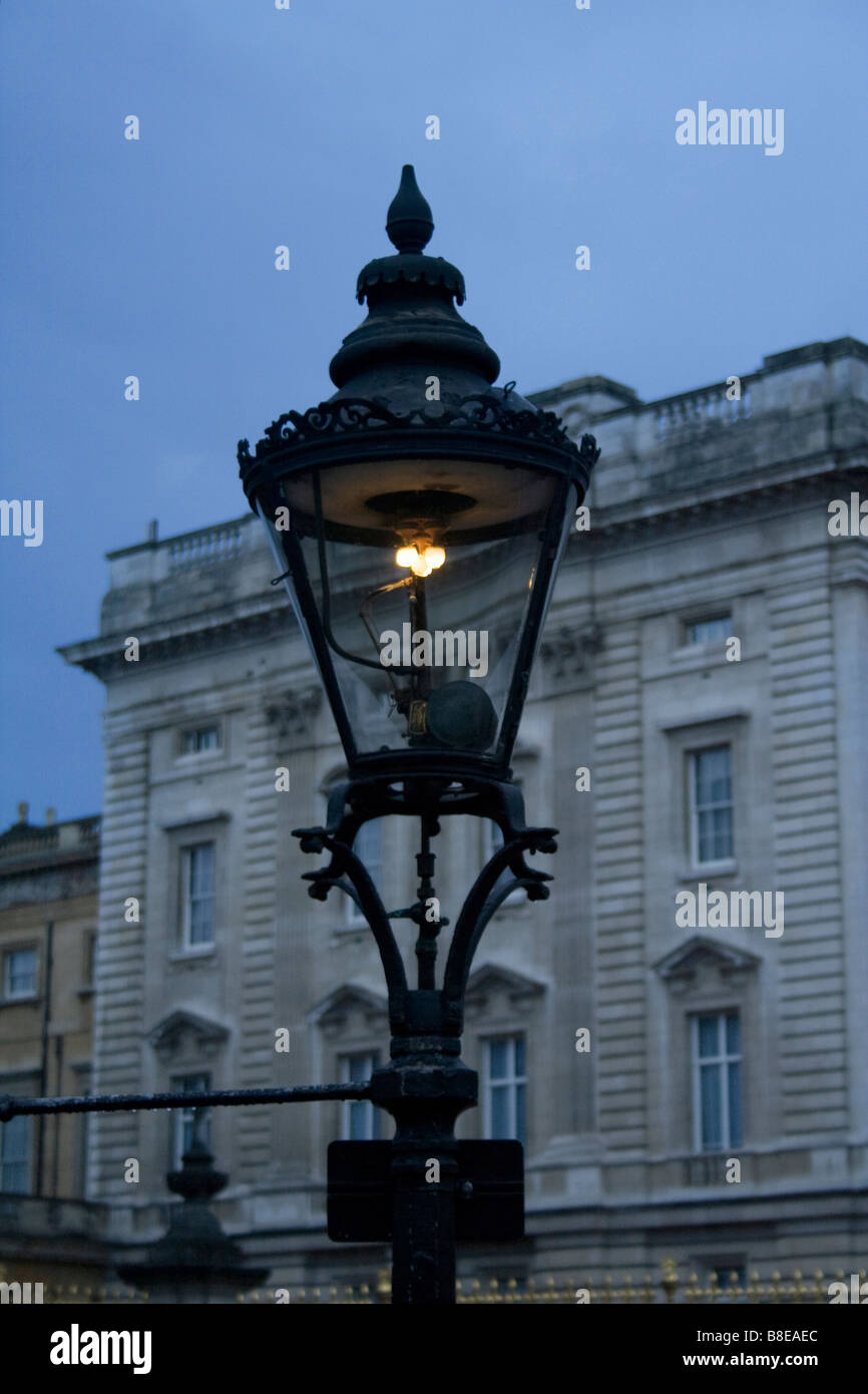 Lámpara de la calle de Londres con el palacio de Buckingham en el fondo Foto de stock