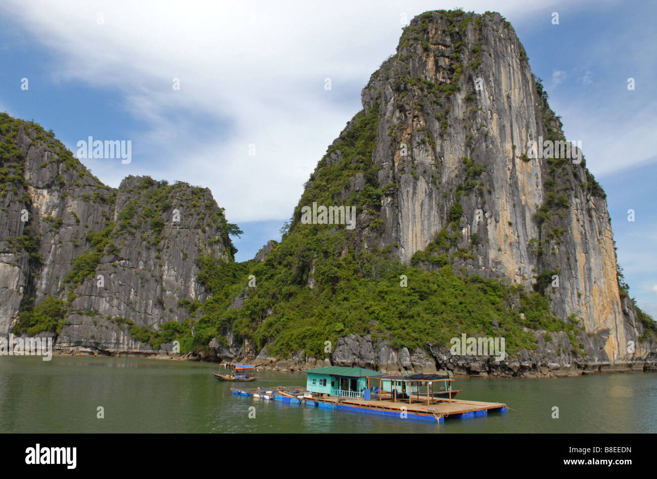 Vietnam La Bahía de Halong a las personas que viven en el agua Foto de stock