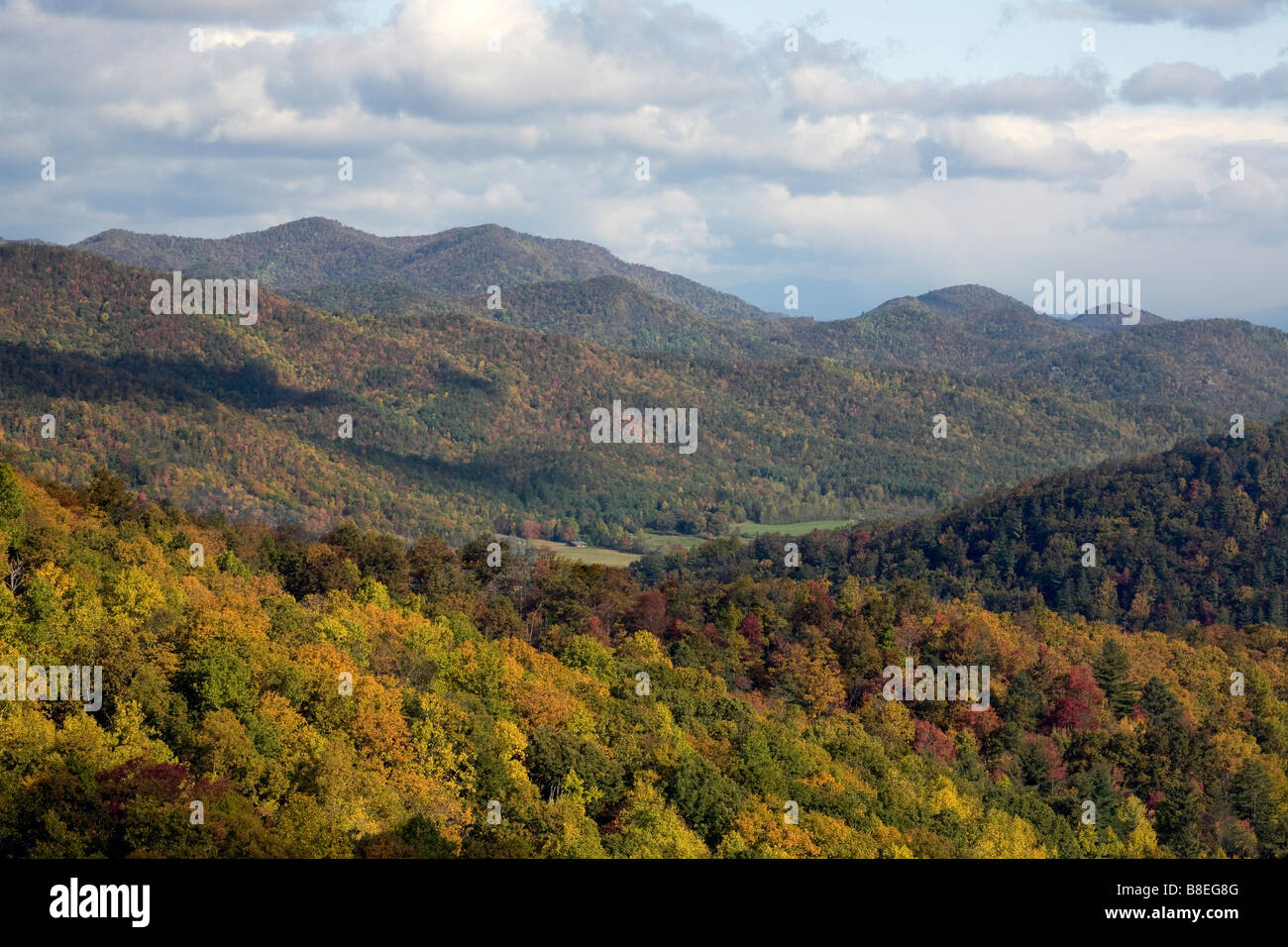 GEORGIA - Vista de las montañas de bosque en otoño color de Cowee Mirador de Black Rock Mountain State Park. Foto de stock